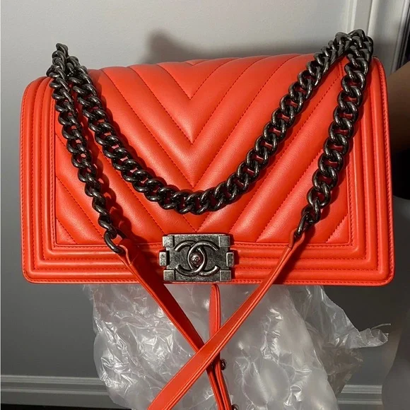 CHANEL New Medium Chevron Boy - Picture 2 of 12
